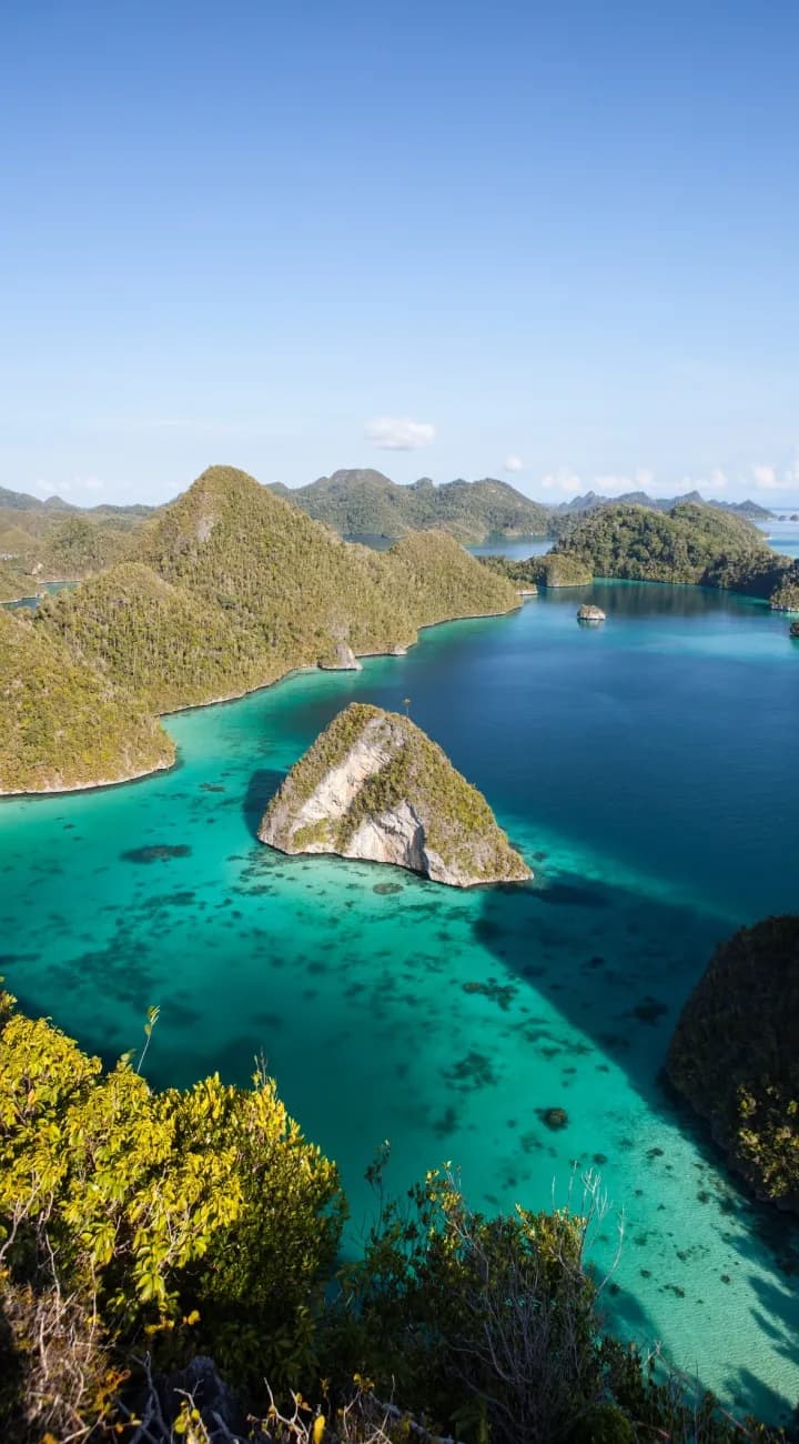 Peaks & Postcards in Wayag