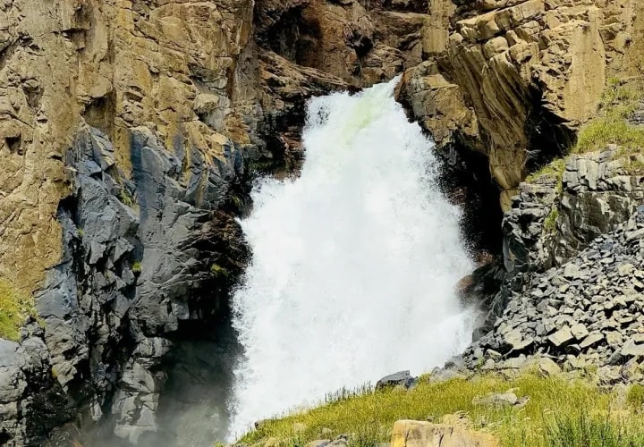 Kazhyrty Waterfall